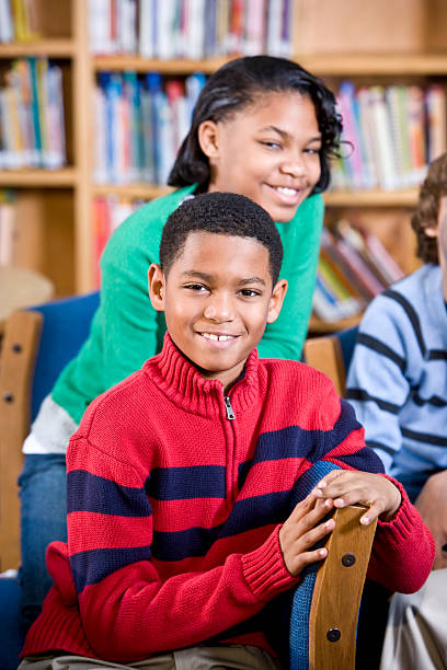 afryki amerykański chłopiec w szkole, bibliotece, uśmiechnięta - sc0460 zdjęcia i obrazy z banku zdjęć