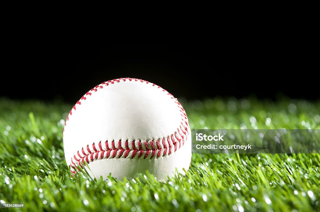 Baseball im Gras in der Nacht - Lizenzfrei Baseball Stock-Foto