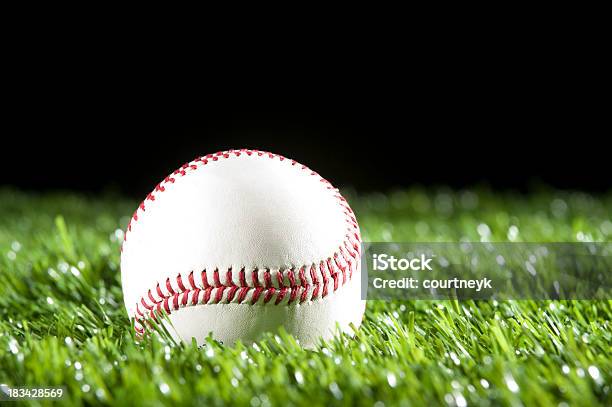 Baseball Im Gras In Der Nacht Stockfoto und mehr Bilder von Baseball - Baseball, Baseball-Spielball, Freizeitspiel