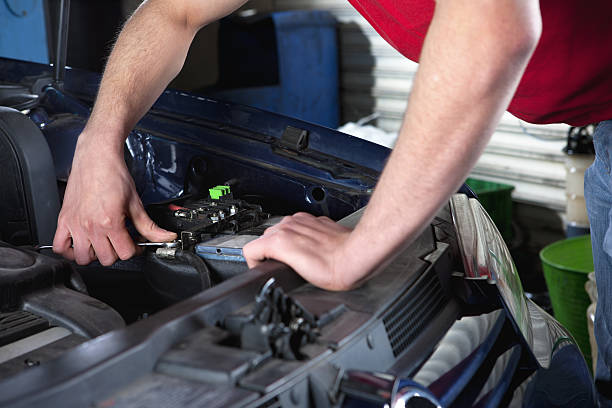менять батареи - car battery car battery auto repair shop стоковые фото и изображения