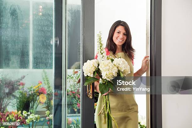 Donna Fiorista Al Lavoro Uscire In Frigorifero Radiatore Con Bouquet Di Fiori - Fotografie stock e altre immagini di Negozio