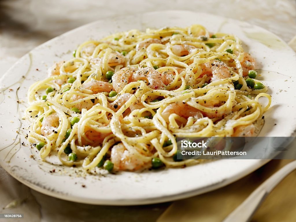 Linguine con camarones y guisantes - Foto de stock de Espagueti libre de derechos