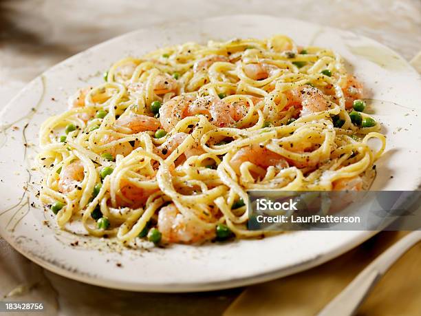 Foto de Linguine Com Camarão E Ervilhas e mais fotos de stock de Espaguete - Espaguete, Fettuccine Alfredo, Camarão - Frutos do Mar