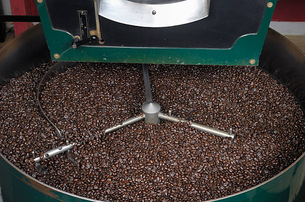 свежеобжаренным кофе и кофейных зерен, внутренний подвод сож - roasted machine bean mixing стоковые фото и изображения