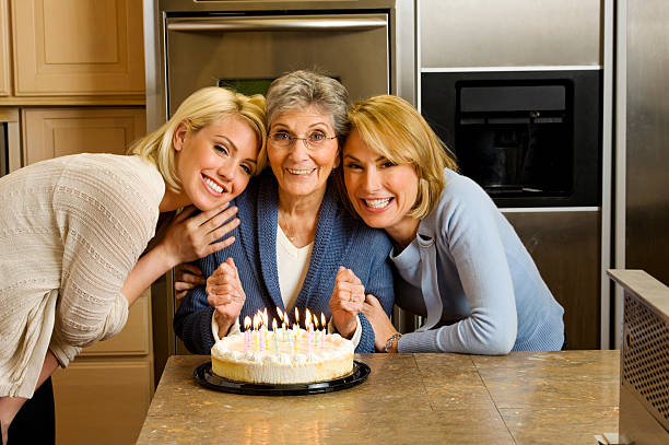 수 세대에 버스데이 - long life cake birthday cake grandparent 뉴스 사진 이미지