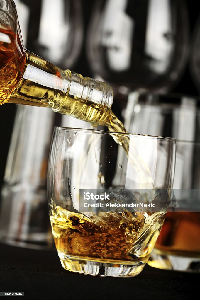 Verser dans un verre de whiskey - Photo de Alcool libre de droits