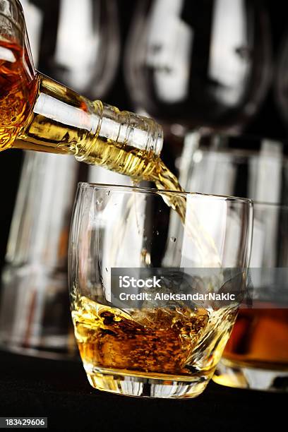 Photo libre de droit de Verser Dans Un Verre De Whiskey banque d'images et plus d'images libres de droit de Alcool - Alcool, Aliments et boissons, Bouteille