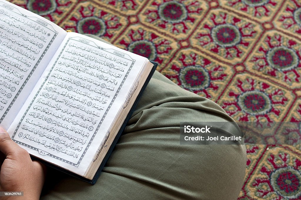 Odczytywanie Koran w Al-Azhar Meczet (Kair, Egipt - Zbiór zdjęć royalty-free (Koran)