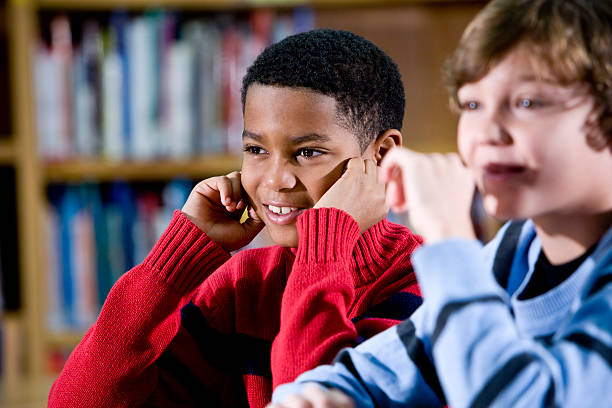 multirracial meninos na biblioteca da escola - sc0460 imagens e fotografias de stock