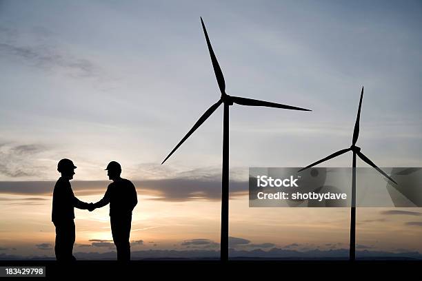 Turbina A Vento Stretta Di - Fotografie stock e altre immagini di Addetto alla manutenzione - Addetto alla manutenzione, Natura, Abbracciare gli alberi