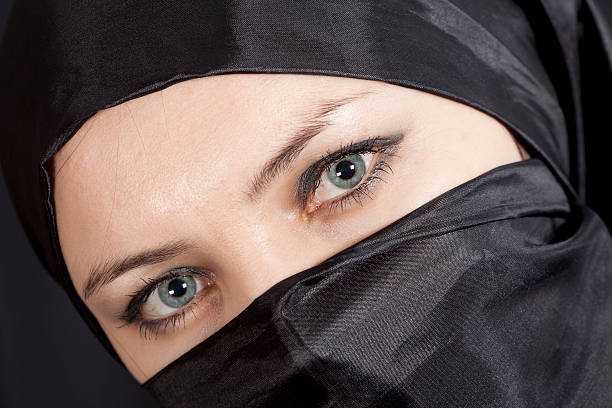 istock Blue Eyes: Beautiful women wearing a Hijab 183429933