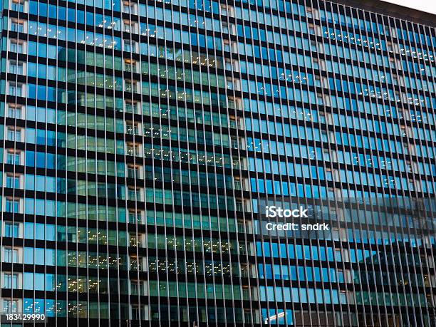 Biurowiec W Tokio - zdjęcia stockowe i więcej obrazów Biurowiec - Biurowiec, Biznes, Budynek z zewnątrz