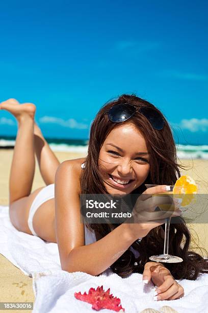 Mädchen Mit Getränke Am Strand Stockfoto und mehr Bilder von 18-19 Jahre - 18-19 Jahre, Alkoholisches Getränk, Bikini