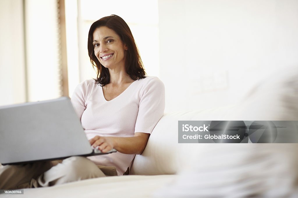 Feliz mujer de negocios con computadora portátil - Foto de stock de Mujeres libre de derechos