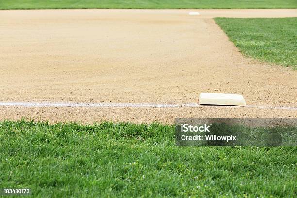 Photo libre de droit de Deuxième Et Troisième Base Sur Un Terrain De Baseball De Formation banque d'images et plus d'images libres de droit de Base de base-ball