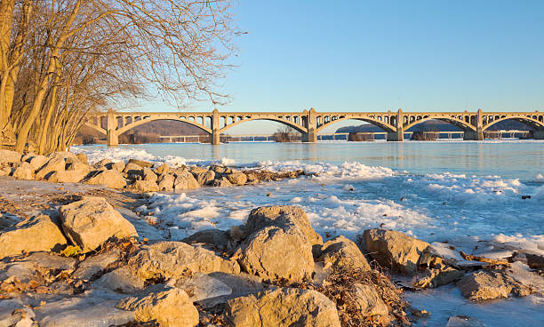 columbia-라이츠빌 브론 잡기 썬라이즈 이상의 서스쿼해나 강 - bridge pennsylvania susquehanna river concrete 뉴스 사진 이미지