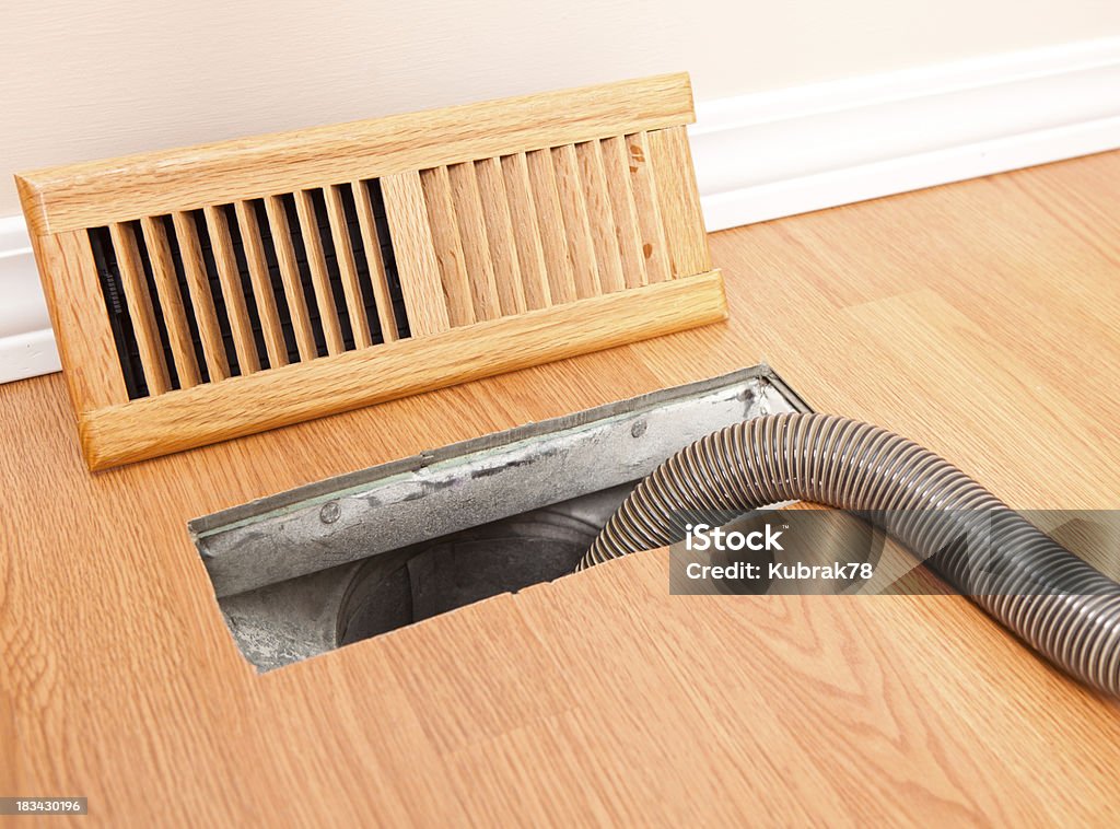 Agenti per la pulizia del condotto di ventilazione - Foto stock royalty-free di Conduttura dell'aria