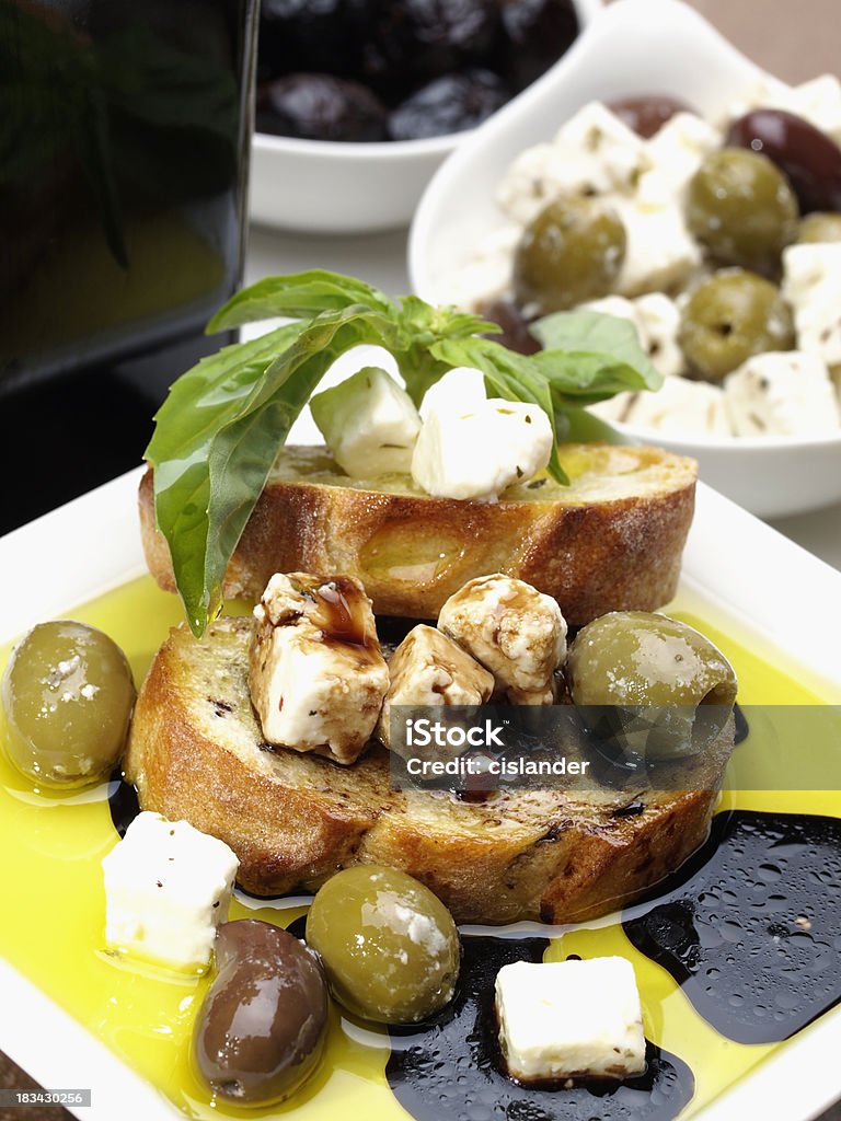 Pão com azeitonas, queijo, vinagre balsâmico e azeite - Foto de stock de Antepasto royalty-free