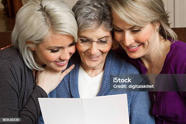 Mujer Leyendo Una Tarjeta De Felicitación Foto de stock y más banco de imágenes de Tercera edad - Tercera edad, 20-24 años, 40-44 años