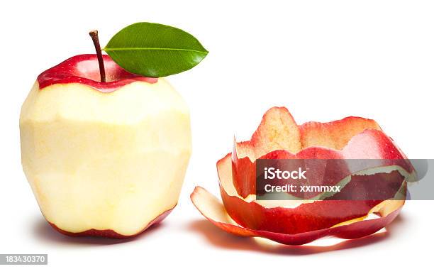 Złuszczony Apple - zdjęcia stockowe i więcej obrazów Jabłko - Jabłko, Skórka, Obierać