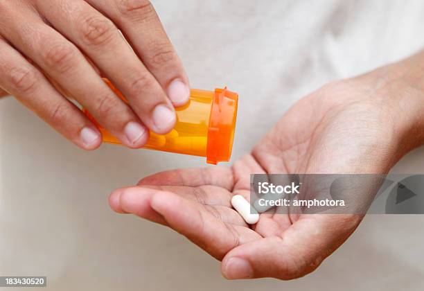 Medicamentos En Mano Foto de stock y más banco de imágenes de Píldoras - Píldoras, Cápsula, Antibiótico