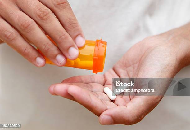 약을 핸드 알약에 대한 스톡 사진 및 기타 이미지 - 알약, 약품 캡슐, 항생제