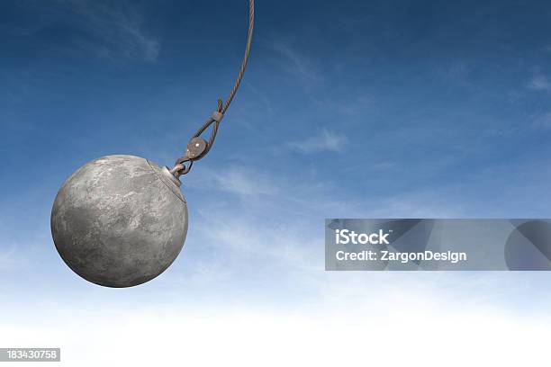 Bola De Demolição - Fotografias de stock e mais imagens de Bola de Demolição - Bola de Demolição, Balançar, Esfera
