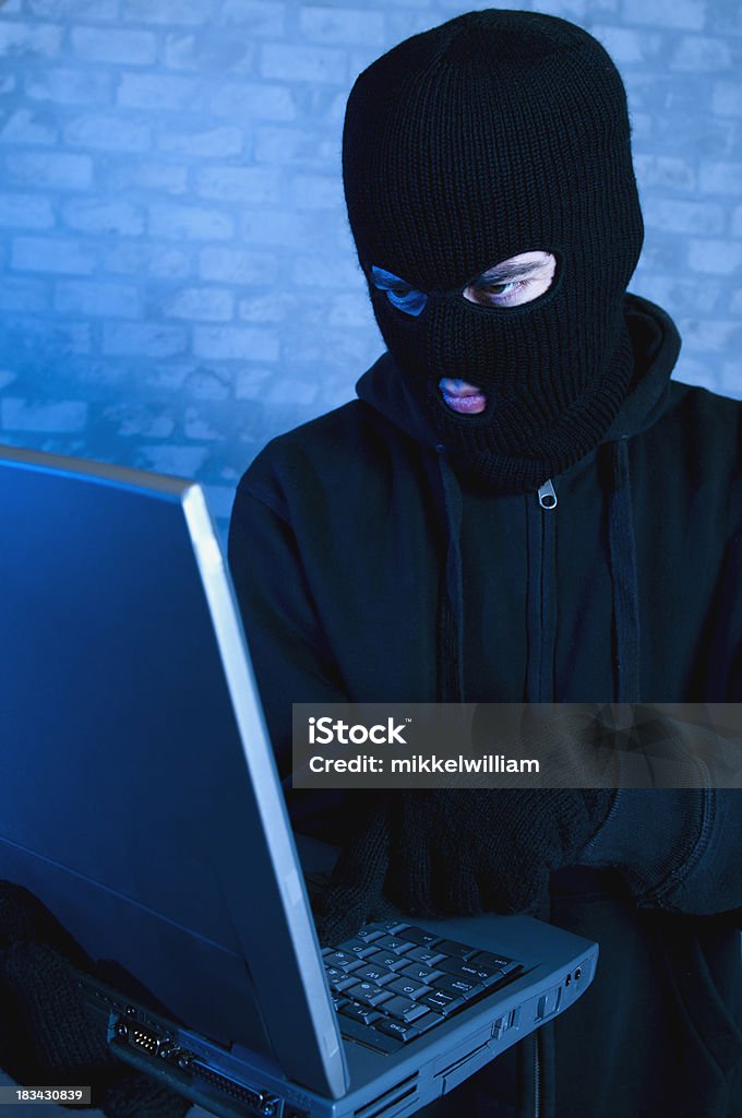 Przestępczość komputerowa zaangażowana przez Haker w nocy - Zbiór zdjęć royalty-free (Dane)