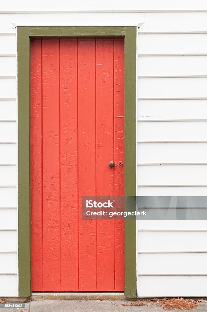 Semplice vecchia porta in legno rosso - Foto stock royalty-free di Nuova Zelanda