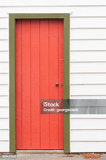 Semplice Vecchia Porta In Legno Rosso - Fotografie stock e altre immagini di Nuova Zelanda - Nuova Zelanda, Ingresso principale, Casa