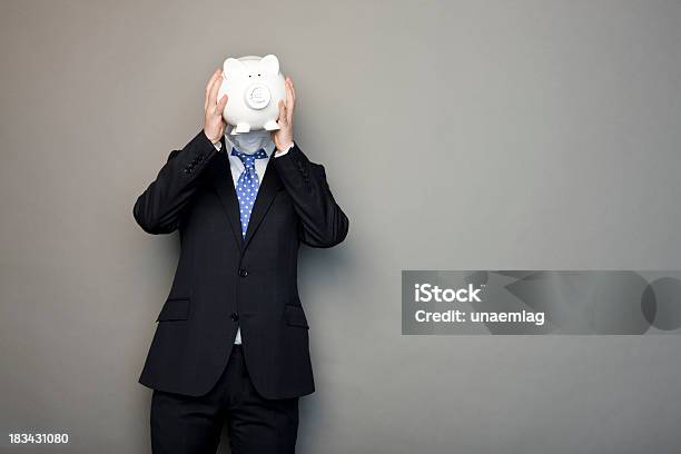Retrato De Um Homem Segurando A Caixa De Dinheiro Faceless - Fotografias de stock e mais imagens de Adulto