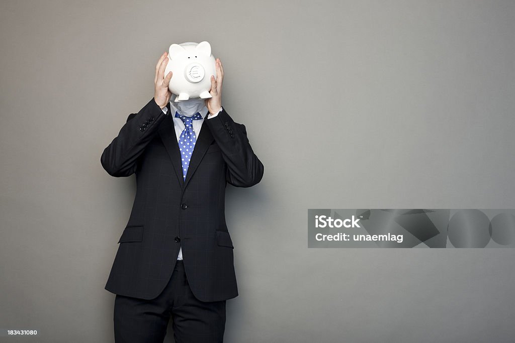 Портрет в виде ремешка человек, держа деньги box - Стоковые фото Белый роялти-фри
