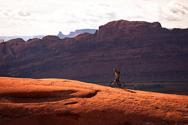 mountainbiker klettern auf glattem rock. - slickrock trail stock-fotos und bilder