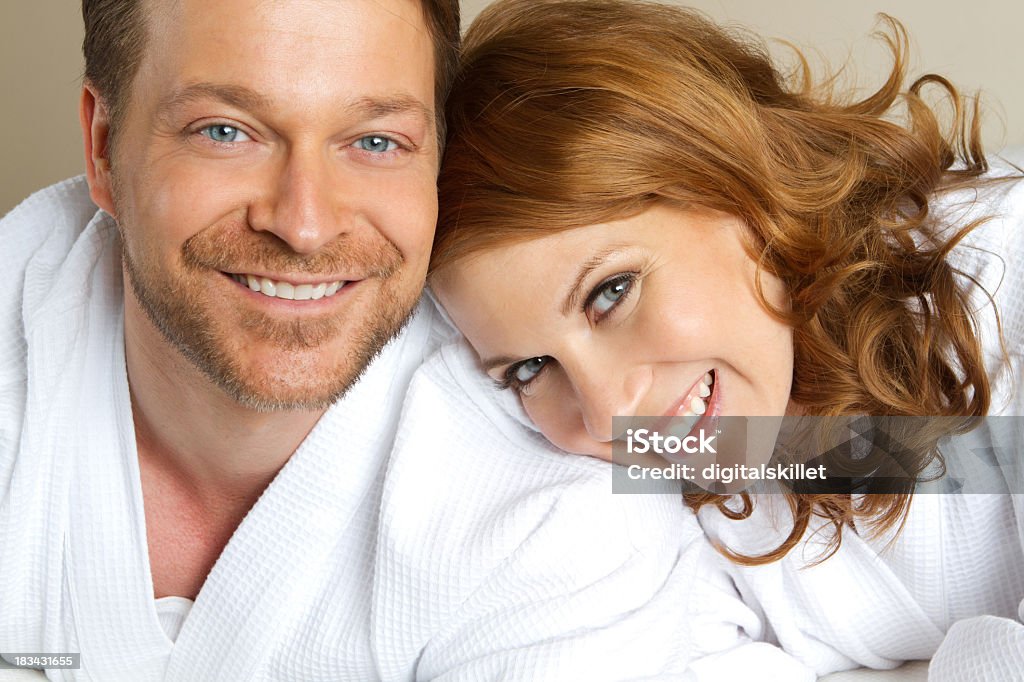 Pareja en batas de baño - Foto de stock de 30-39 años libre de derechos