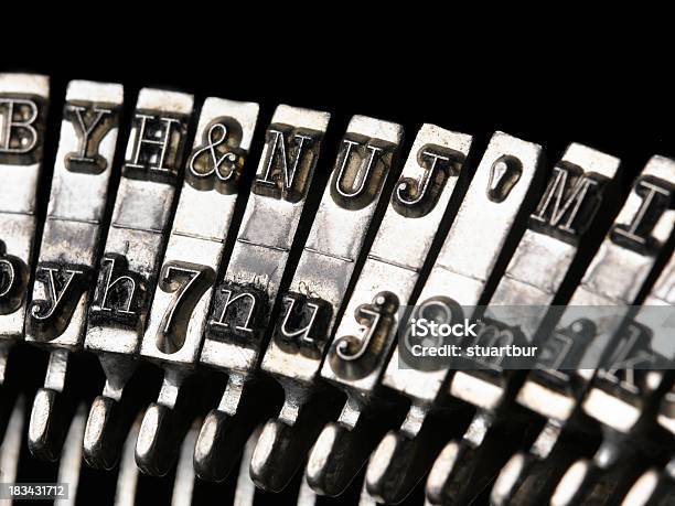 Macro Shot De Llaves De Máquina De Escribir Foto de stock y más banco de imágenes de Acero - Acero, Anticuado, Barra de máquina de escribir