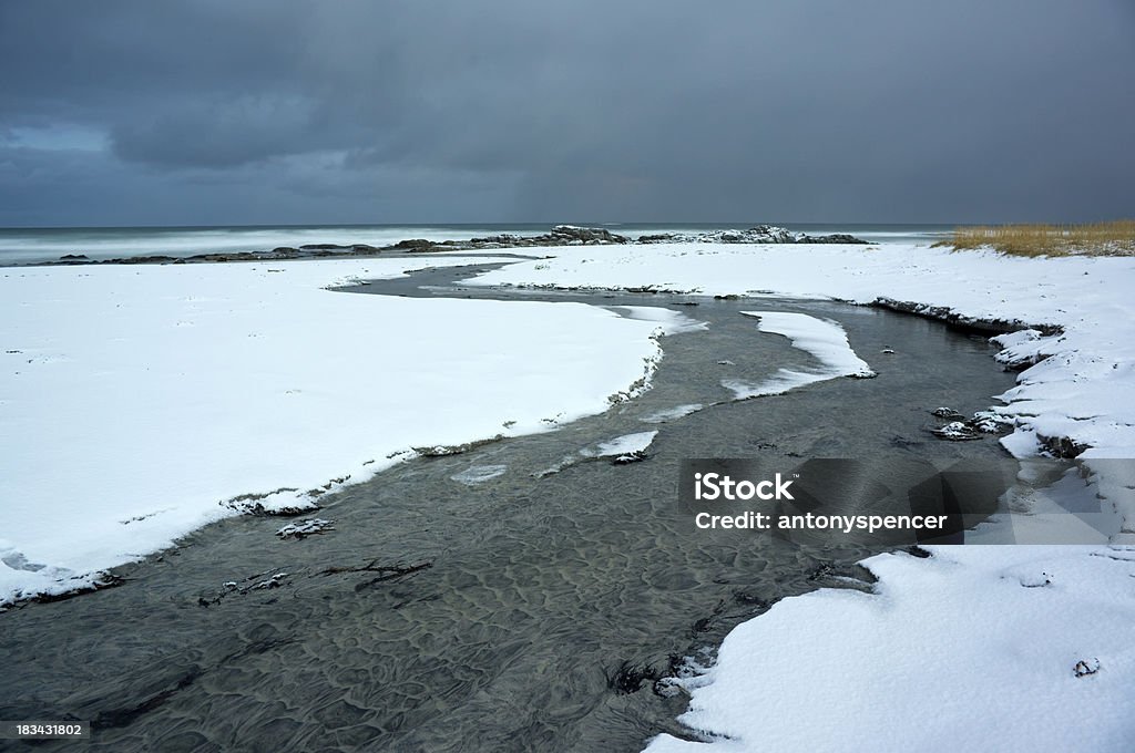 Замороженные пляж, Flakstadøya, Lofoten острова - Стоковые фото Без людей роялти-фри