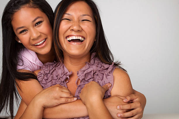 risa madre e hija - filipino fotografías e imágenes de stock