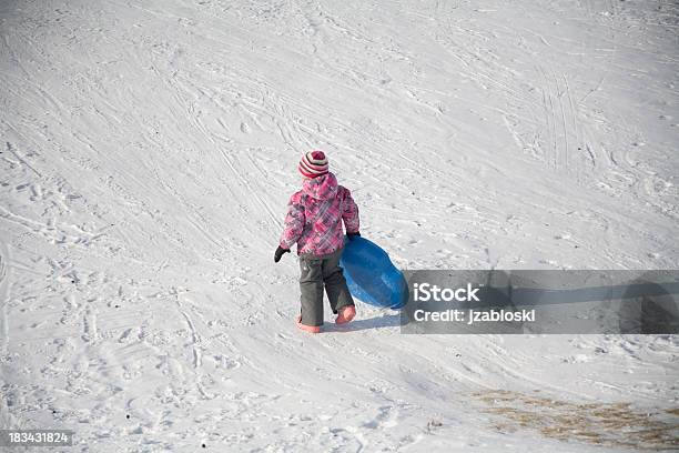 Kleines Mädchen Schlittenfahren Stockfoto und mehr Bilder von Aktivitäten und Sport - Aktivitäten und Sport, Anhöhe, Bewegung