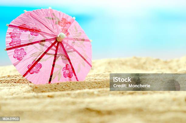 Koktajl Parasol Z Kopii Przestrzeni - zdjęcia stockowe i więcej obrazów Parasolka do drinków - Parasolka do drinków, Plaża, Aranżacja