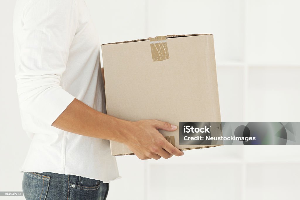 Homem carregando uma caixa em movimento - Foto de stock de 20 Anos royalty-free