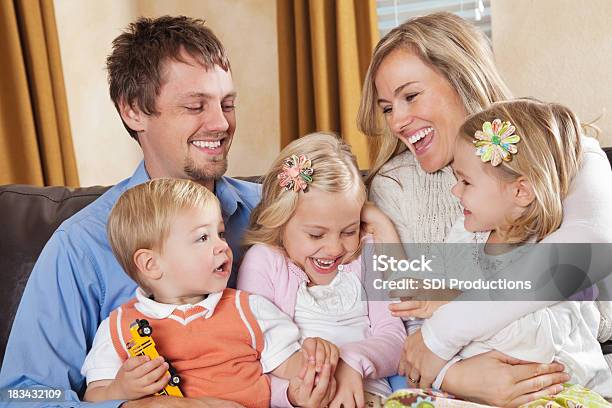 Photo libre de droit de Famille Avec Enfants En Train De Jouer Dans Leur Salle De Séjour banque d'images et plus d'images libres de droit de Adulte