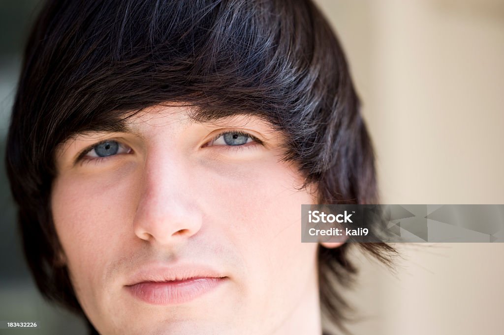 Rosto de homem jovem bonito, com cabelos escura, olhos azuis - Foto de stock de Meninos Adolescentes royalty-free