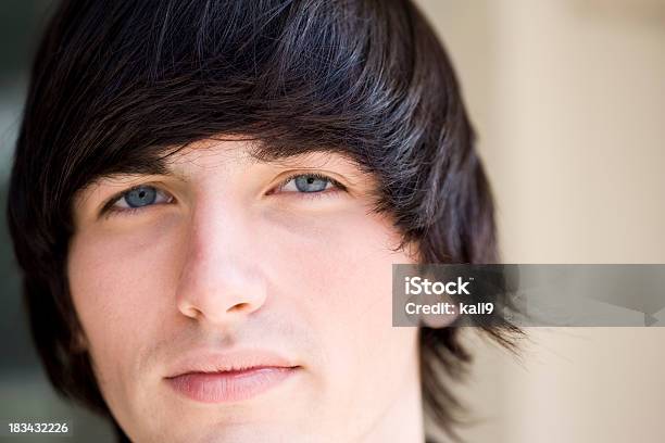 Foto de Rosto De Homem Jovem Bonito Com Cabelos Escura Olhos Azuis e mais fotos de stock de Meninos Adolescentes