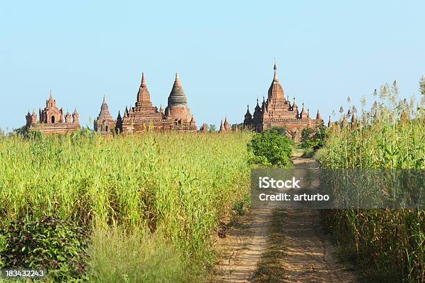 Droga Gruntowa I Świątyń Bagan Po Południu - zdjęcia stockowe i więcej obrazów Archeologia - Archeologia, Architektura, Bez ludzi