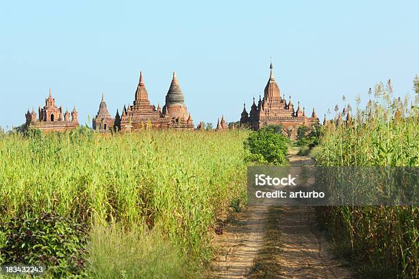 Estrada Em Terra Batida E De Templos De Bagan À Tarde - Fotografias de stock e mais imagens de Amanhecer