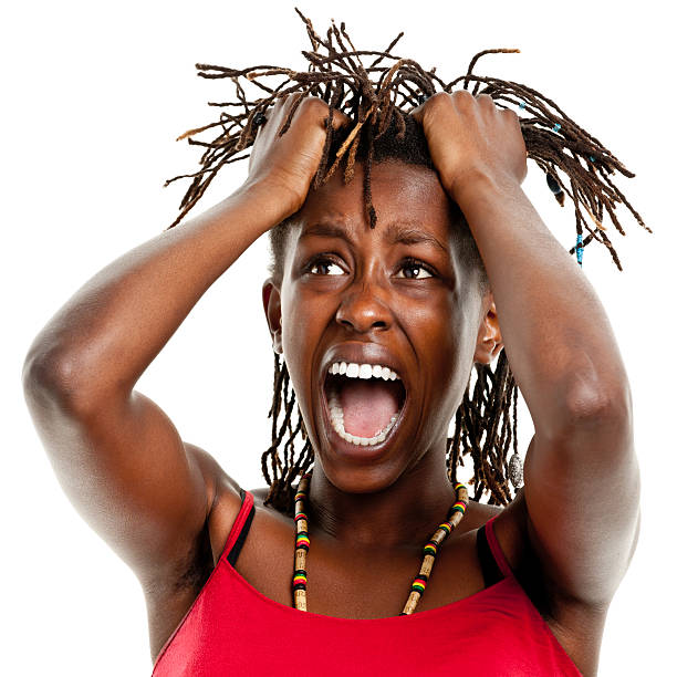 screaming jeune femme tirant sur les cheveux - screaming fear teenager shouting photos et images de collection