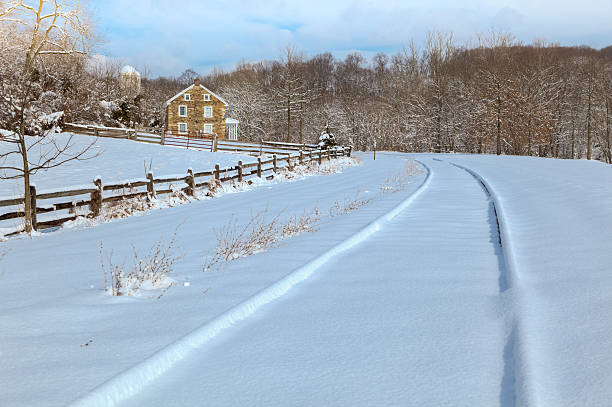 país de invierno cubierto de nieve de la vía férrea por old stone de granja - york pennsylvania fotografías e imágenes de stock