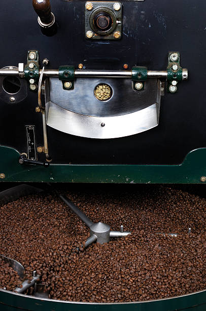 свежеобжаренным кофе и кофейных зерен, внутренний подвод сож - roasted machine bean mixing стоковые фото и изображения