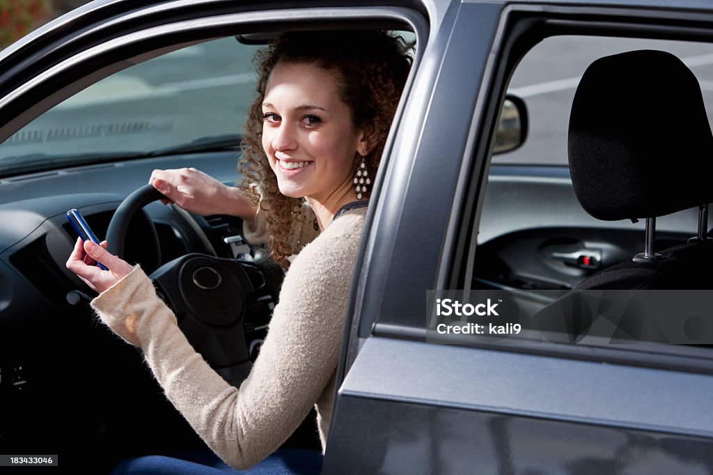 Nastoletnie dziewczyny w samochodzie z telefonu komórkowego - Zbiór zdjęć royalty-free (Wyznaczony kierowca)