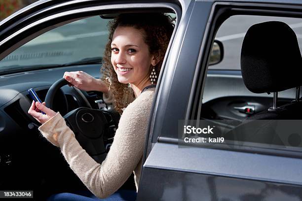 Nastoletnie Dziewczyny W Samochodzie Z Telefonu Komórkowego - zdjęcia stockowe i więcej obrazów Wyznaczony kierowca